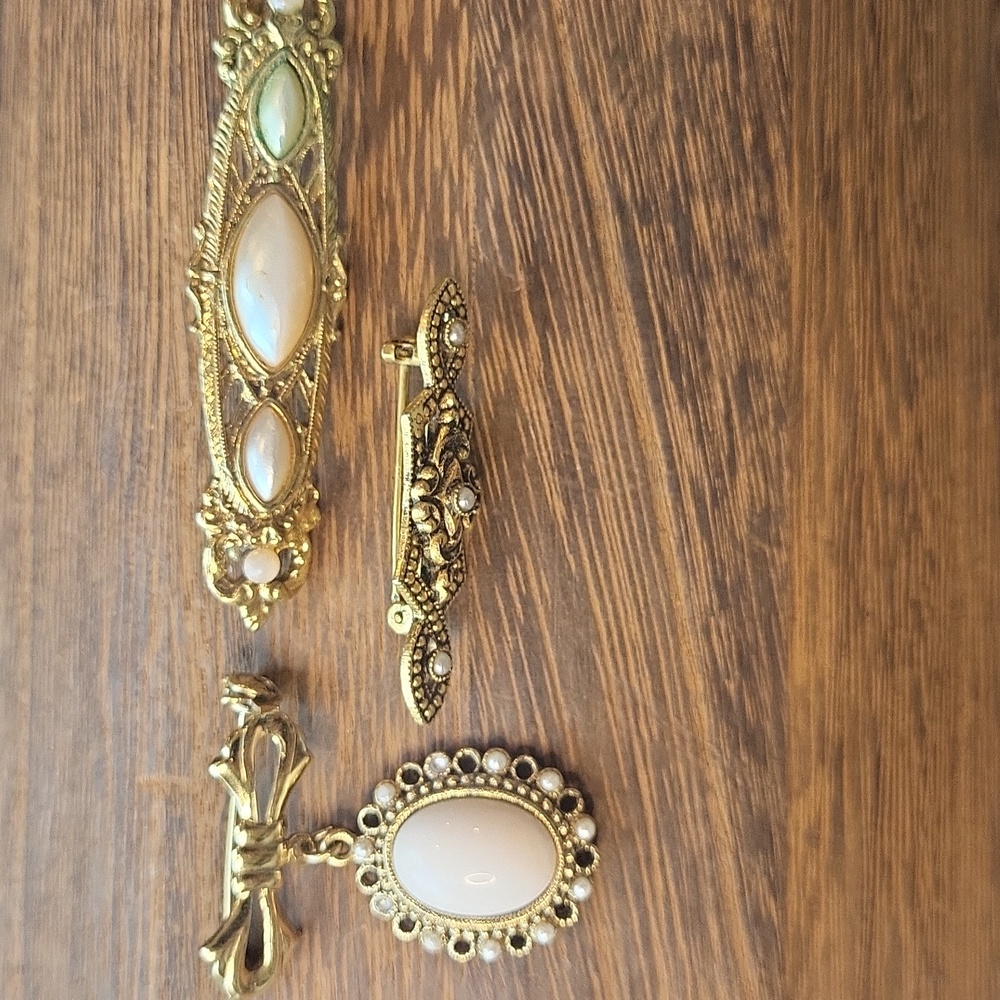 Vintage Vtg Gold Tone & Simulated Pearl Brooch Pins - Picture 1 of 10